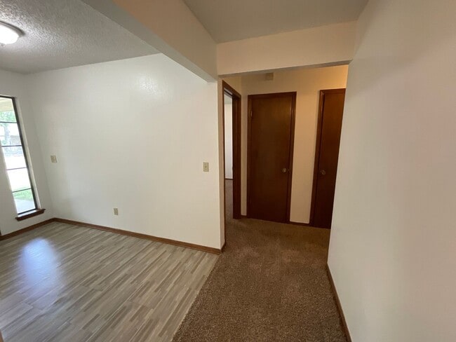 Building Photo - 3 Bed. 2 Bath, 2 Car Garage