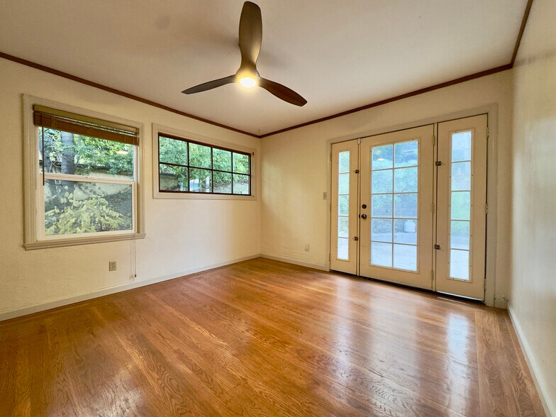 Building Photo - 645 Jean St