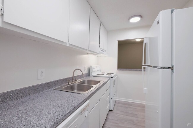Building Photo - NEW 1x1!  Fantastic Emory area location - ...