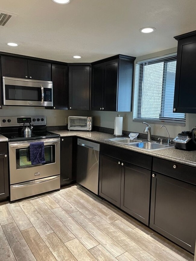 Building Photo - Available May 1st, 2026! Furnished, ground floor unit!