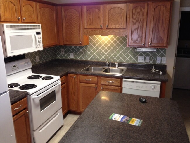 Building Photo - Great 3br/2ba Cordova home. Fenced backyard and eat in kitchen. Pets are welcome, fees apply.