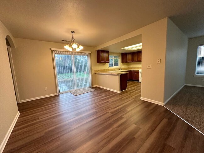 Building Photo - Well maintained home in desirable neighborhood!