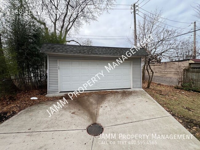 Building Photo - 2-Bedroom Duplex apartment in Cleveland He...