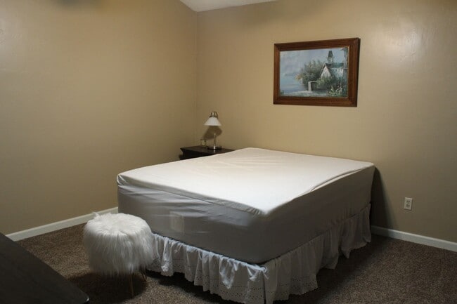 Building Photo - Cute Condo North Bakersfield