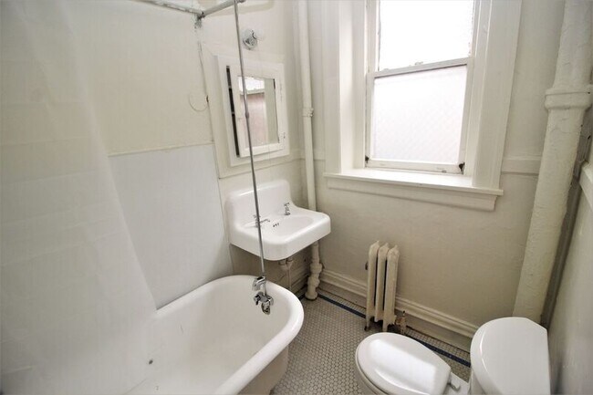 Building Photo - 6 E Read St