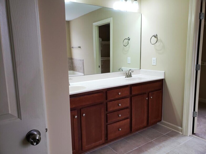 dual vanity second bath - 120 Thistle Top Trl