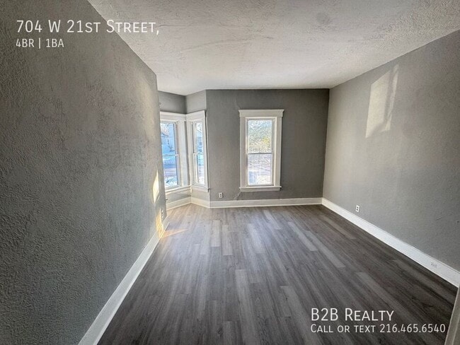 Building Photo - 704 W 21st St