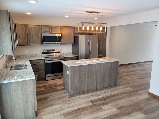 Building Photo - Middle Unit Townhouse
