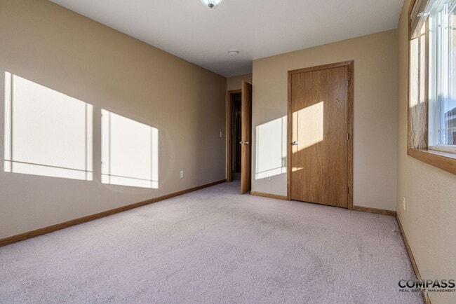 Building Photo - SPACIOUS UPDATED TOWNHOME WITH IN-UNIT LAU...