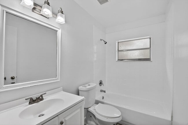 Building Photo - 4825 Serafica Dr