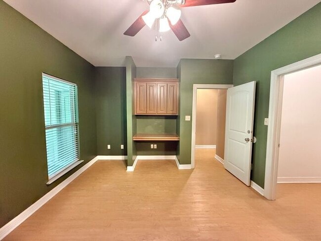 Building Photo - 4 Bedroom 3.5 Bath Duplex in East Tyler!
