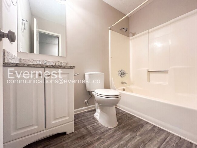 Building Photo - 3 Bed, 2 Bath Home with Fenced Yard & Garage / Pet-Friendly / Vouchers Accepted / Available Now!