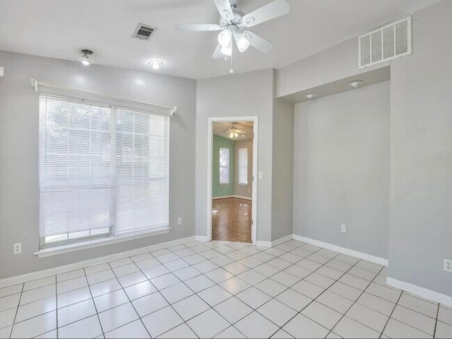 Building Photo - 2093 Greenwood Dr