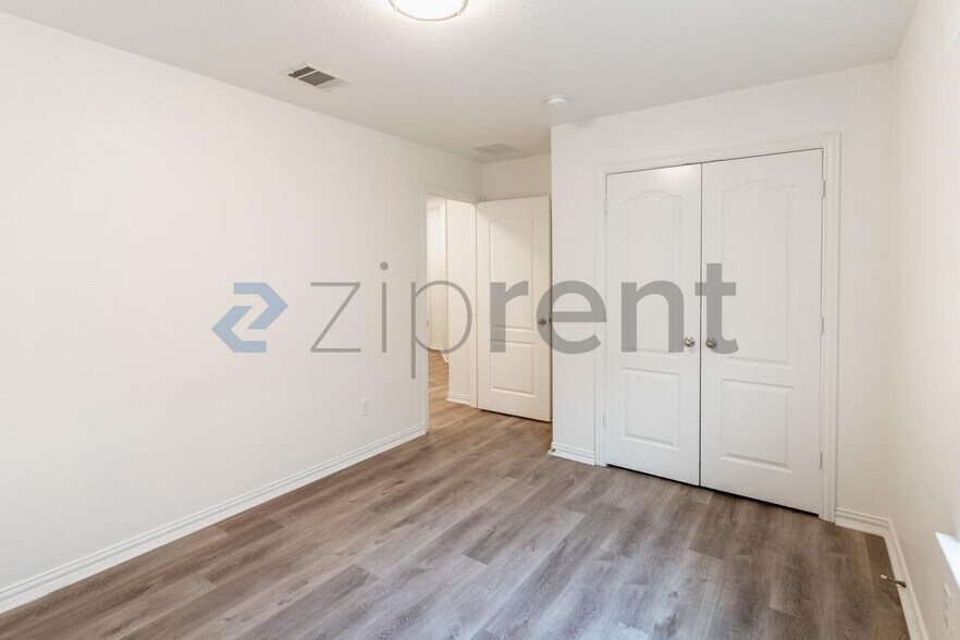 Building Photo - 232 Strawberry Blonde Dr