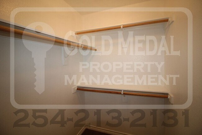 Building Photo - 4003 Cambridge Dr