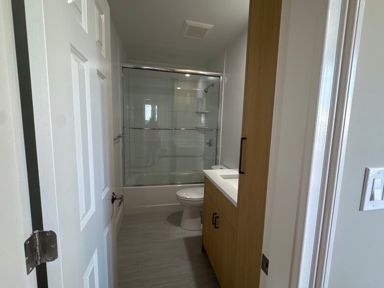 Bathroom - 36 Gates St