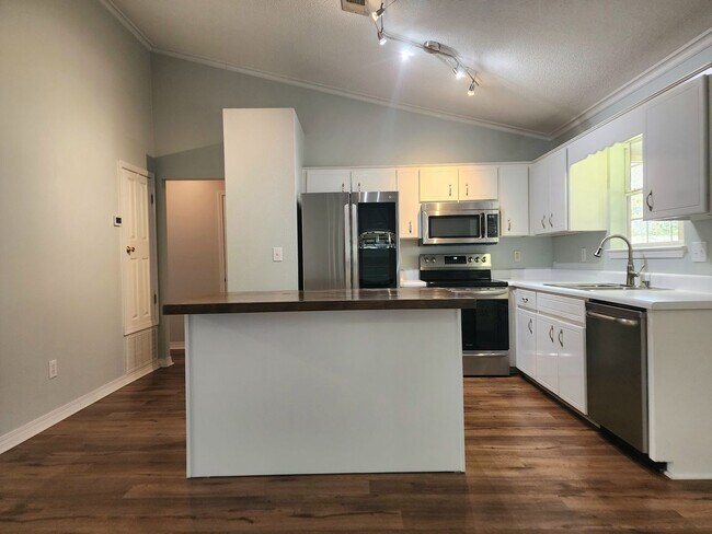 Building Photo - Adorable back yard in Gulf Shores - 3/2