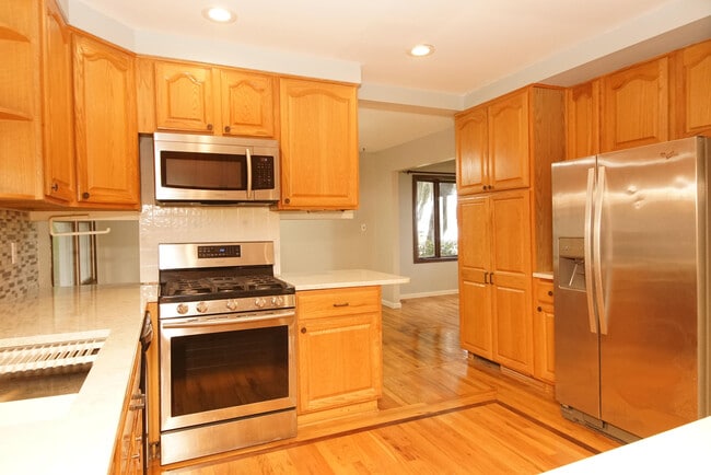Building Photo - 223 S Bayshore Dr