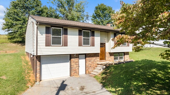 Building Photo - 1060 Okrina Dr