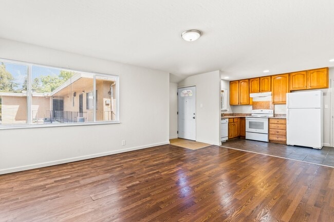 Building Photo - Sheffield Village Living: Spacious 2BD w/ Parking in San Leandro School District