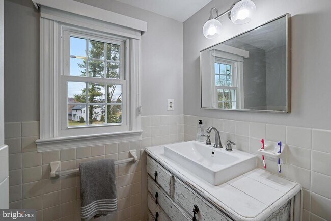 Building Photo - 731 W Country Club Dr