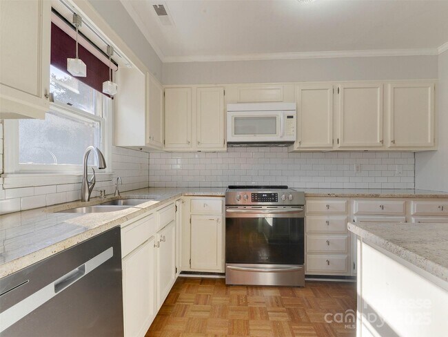 Building Photo - 527 Hawthorne Ln