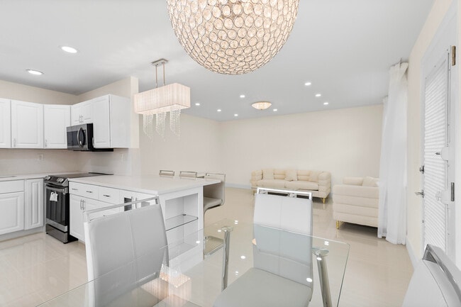 Building Photo - 361 Normandy Ln