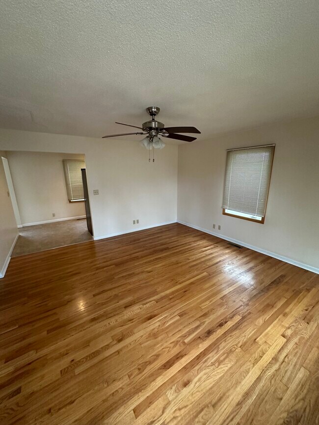 Building Photo - 4911 Sunset Dr