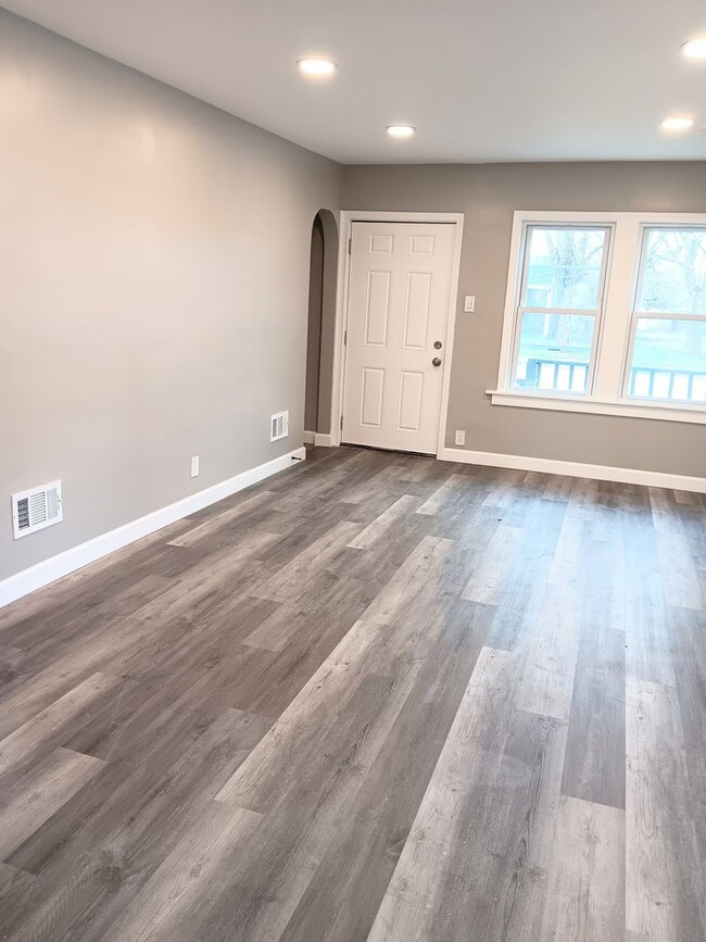 Building Photo - Spacious 4-Bedroom Home with Modern Upgrades