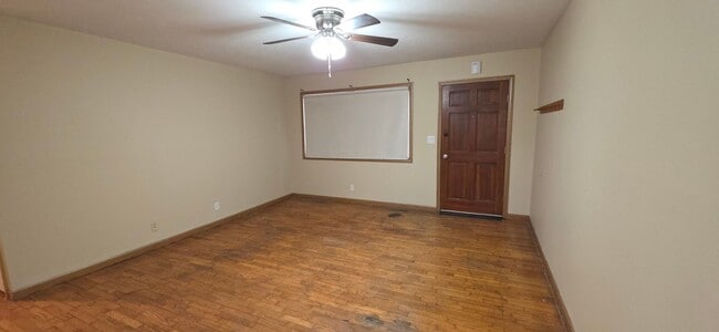 Building Photo - 3 Bedroom! All Brick! Garage!  $995!