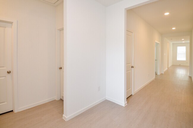 Building Photo - 26506 Coast Redwood Dr