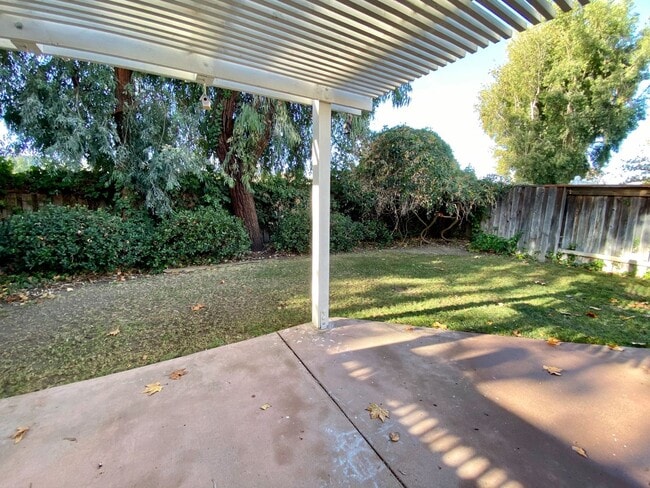 Building Photo - Three Bedroom, 2.5 Bath - Thousand Oaks