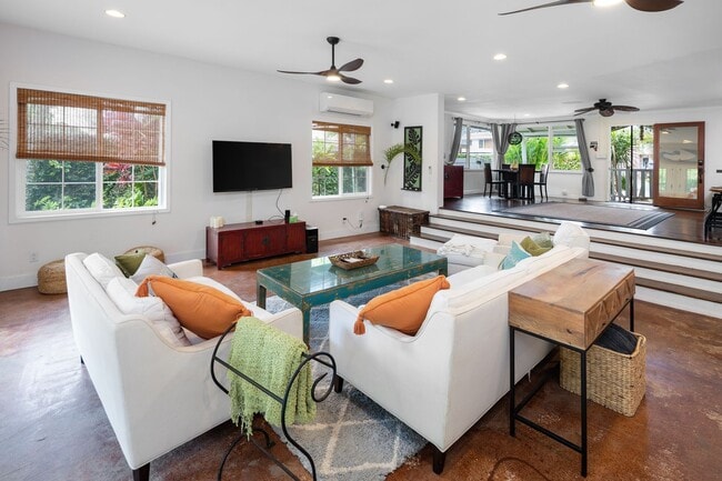 Building Photo - Privately Gated, Cool, Furnished Home, Tuc...