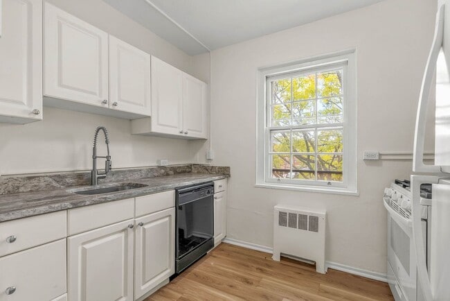 Building Photo - 734 North Terrace