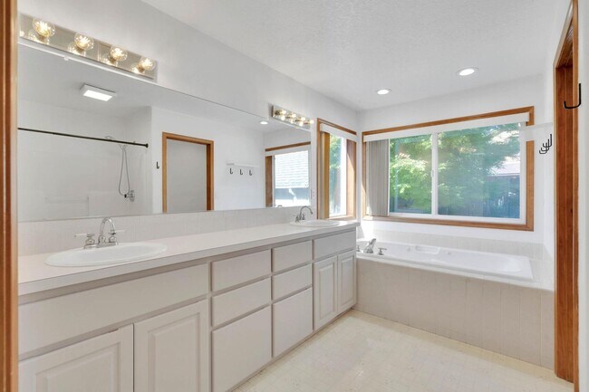 Building Photo - Bright, roomy 3-bdrm/2-bath home w/ office...