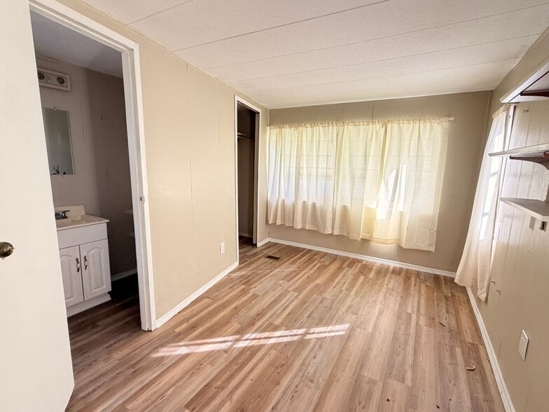 Building Photo - 2313 SE 30th St