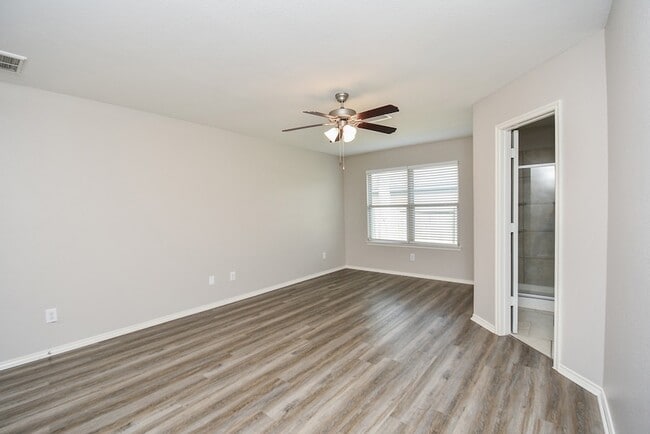 Building Photo - 946 Oak Falls Dr