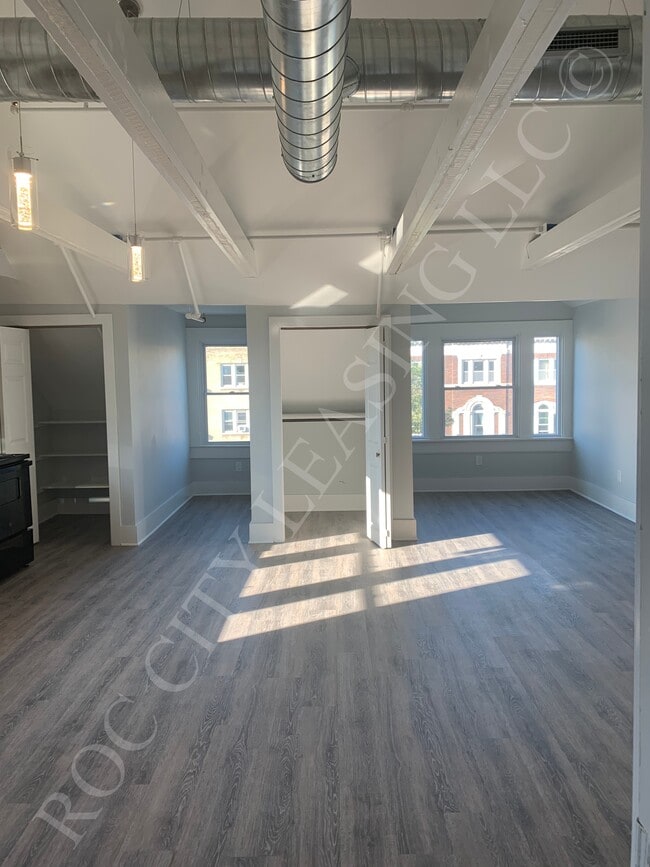 Building Photo - 965 Monroe Ave