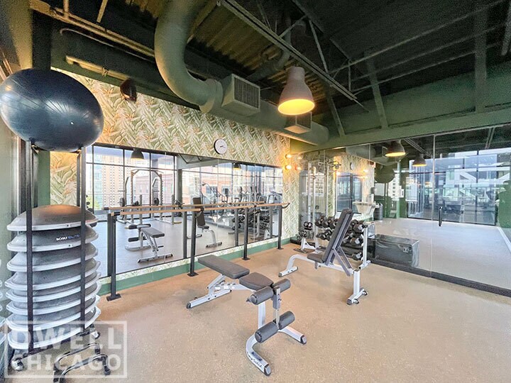 Building Photo - 640 N La Salle Dr
