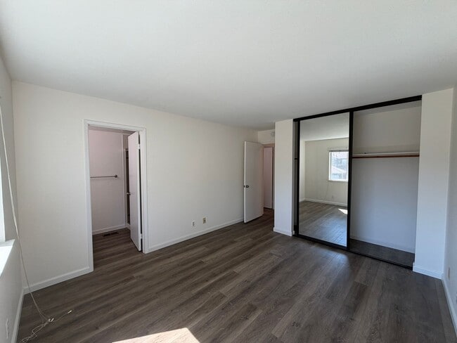 Building Photo - Ground floor Condo with sky views, Benicia
