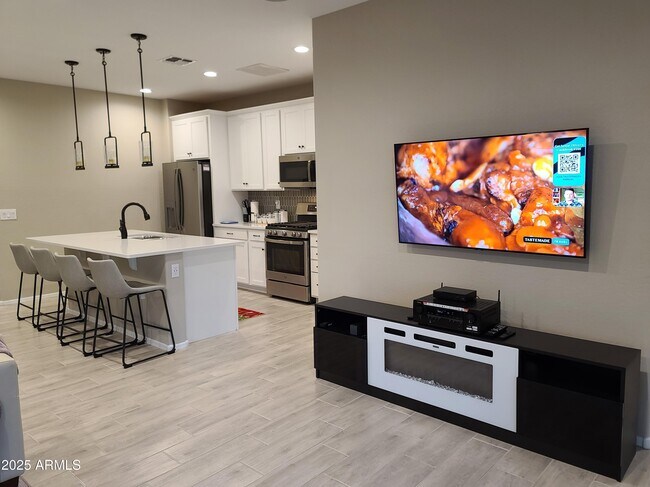 Building Photo - 1666 E Lee Dr