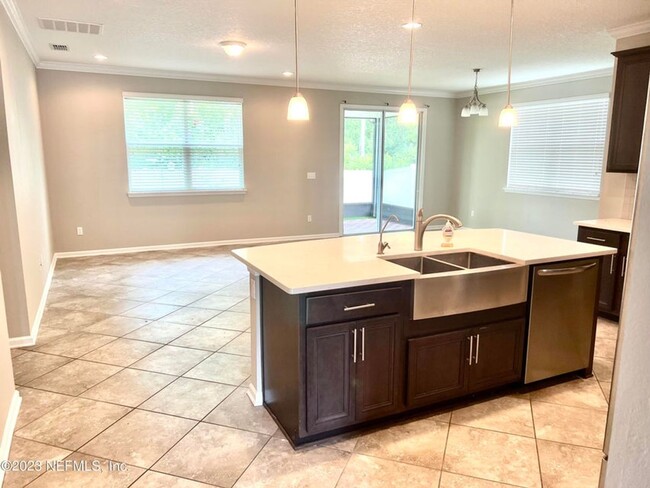 Building Photo - Large 4 bedroom home