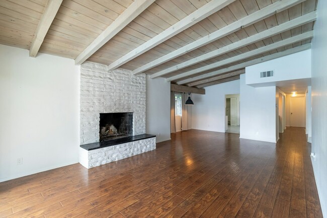 Building Photo - 5652 Fallbrook Ave