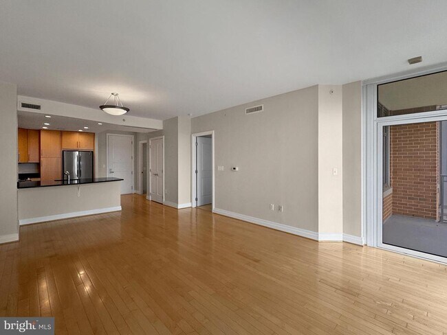 Building Photo - 8220 Crestwood Heights Dr