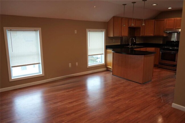 Building Photo - 13 Tweed St