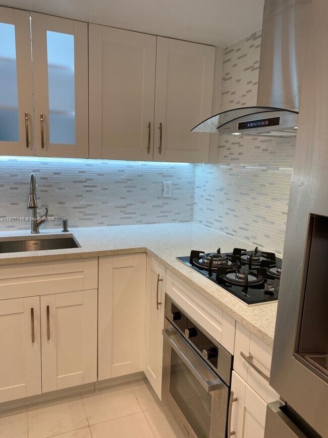 Building Photo - 2539 S Bayshore Dr