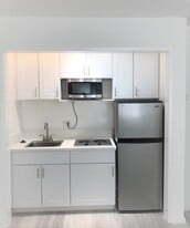 Building Photo - 615 S Cochran Ave