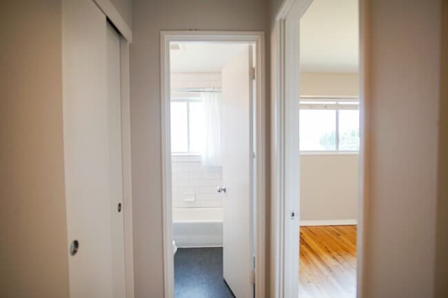 Building Photo - Mid-Century Dream Come True! Lovingly Maintained 2-Bedroom Available Now!