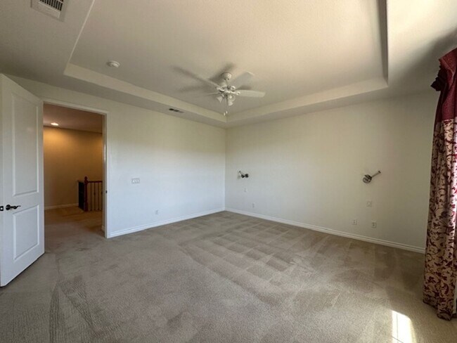 Building Photo - Stunning Executive home with loads of cust...
