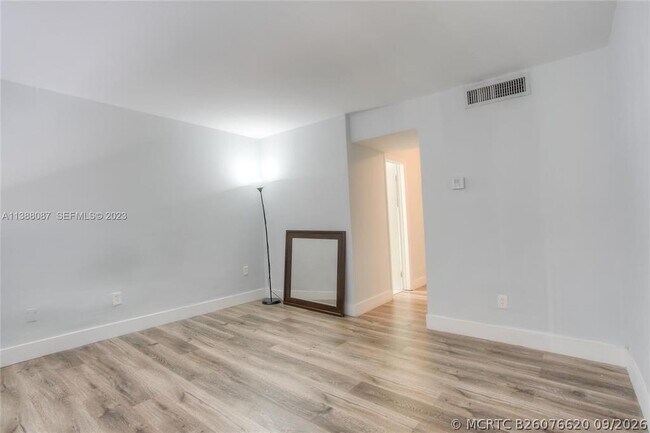 Building Photo - 10907 N Kendall Dr